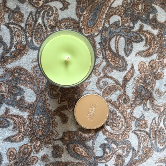 Yankee Candle Meadow Showers 20 oz Large Perfect Pillar Candle. - Picture 2 of 3